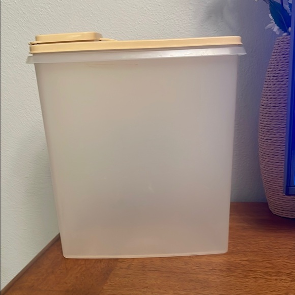 Tupperware Modular Mate Large Cereal Keeper Container with Tan Flip Lid - Picture 1 of 11